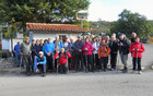 Skupinska slika na štartu pohoda v vasici Tuhelj na slovenski strani meje