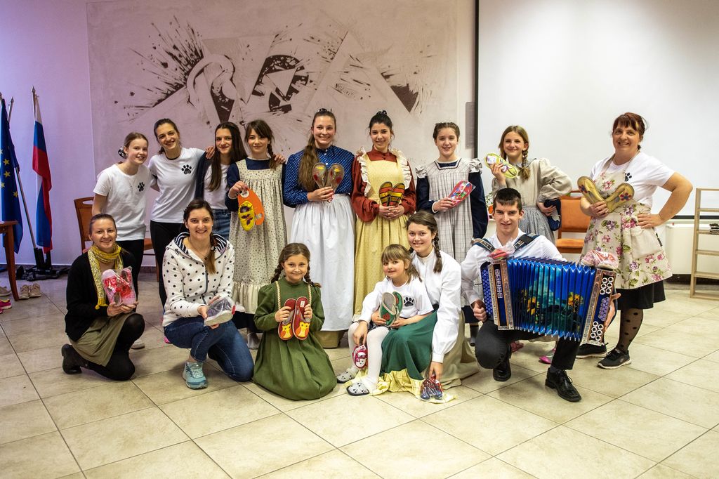 Družina Debevec s prijatelji ter Otroška folklorna skupina Coklarčki