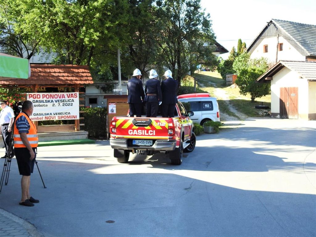 Slovesnost ob prevzemu novega gasilskega vozila v Ponovi vasi