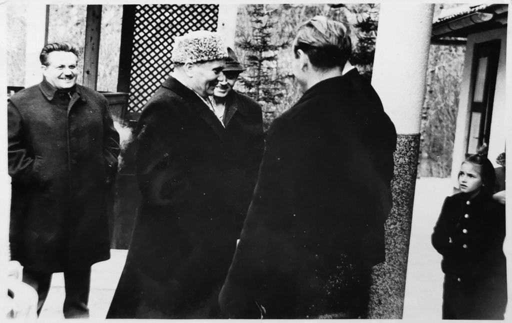 Tito in Edvard Kardelj ob sproščenem druženju, poleg učiteljica Cerkvenjak in Železnikar 