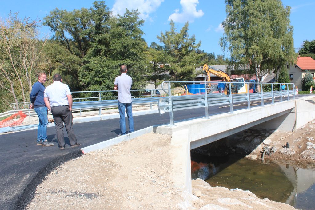 Foto utrinki: Nov most v Kaplo prevozen