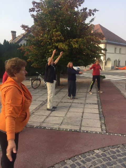 Tudi v Logatcu se je začelo - brezplačna jutranja telovadba na trgu Sv. Nikolaja s Šolo zdravja
