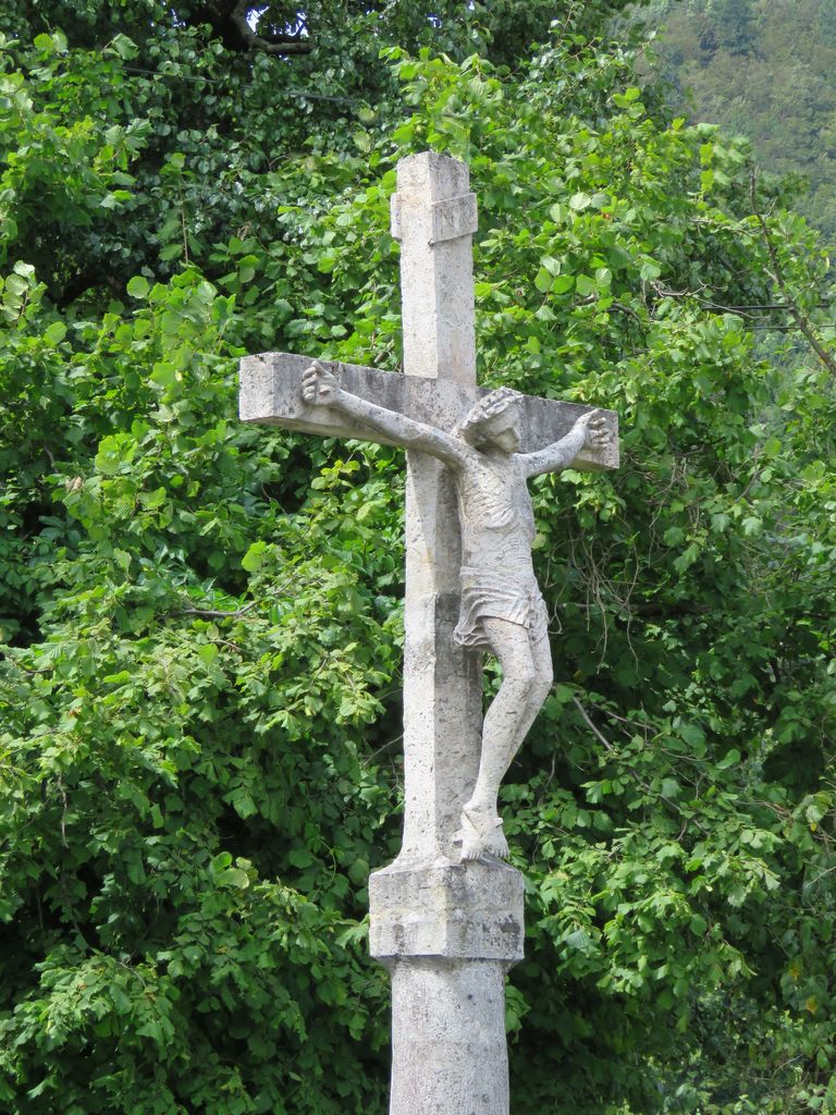 Križ pred hišo Smrekarjevih v Črnem Vrhu