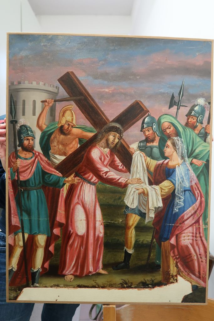 6. postaja: Veronika poda Jezusu potni prt (Notranjski muzej Postojna; foto: S. K.)