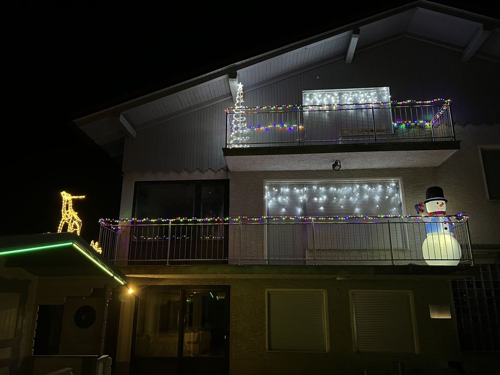 Hišo okrasil z več kot 10 tisoč lučkami
