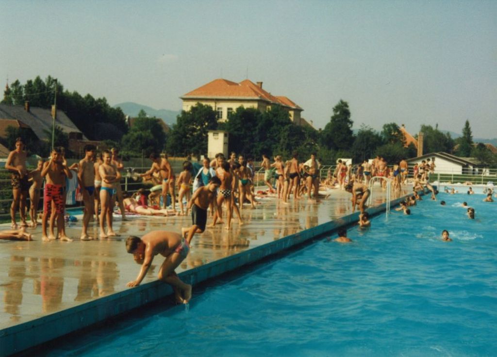 Sredi devetdesetih je bil bazen še poln.