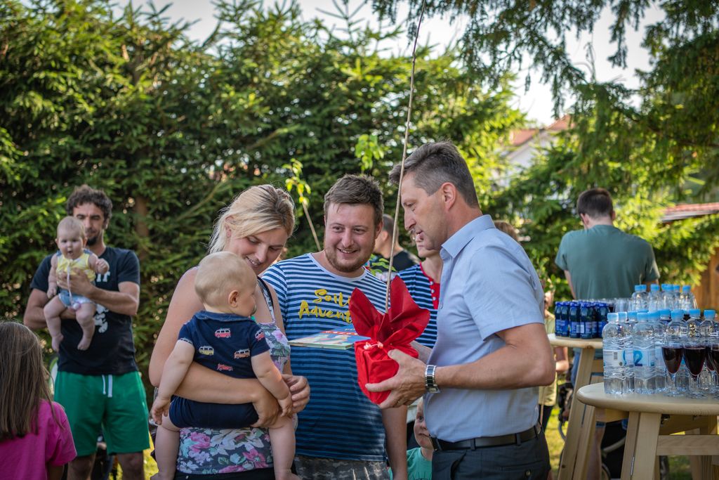 Županov sprejem novorojenčkov in njihovih staršev v čudovitem parku Šenek