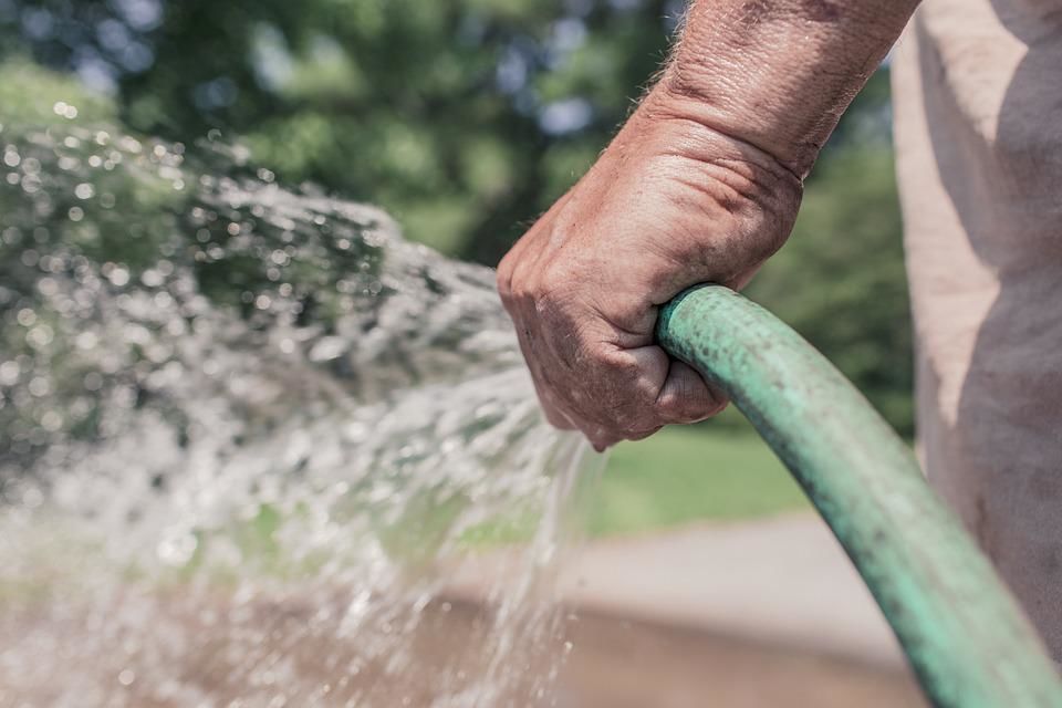 https://pixabay.com/photos/garden-hose-hose-watering-gardening-413684/
