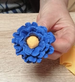Izdelava rož iz krep papirja