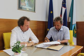 Podpis pogodbe za gradnjo kolesarske povezave Bovec - Čezsoča