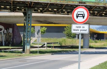 Dodatni prometni znaki za urejanje prometa skozi mesto