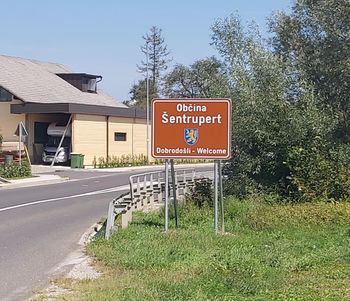 Občina Šentrupert bogatejša za 2 turistični obvestilni tabli »Dobrodošli v občini Šentrupert« in urejeno prometno signalizacijo ob vstopu v Šentrupert