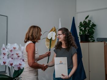 Aprila Prašiček Kovač, maturantka EGSŠ Radovljica, prejela občinsko priznanje