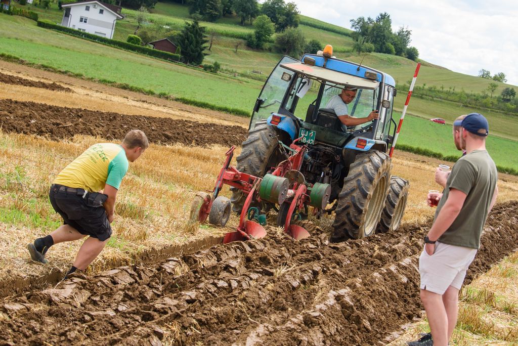 Tekmovanje v oranju in blagoslov traktorjev v Škrjančah