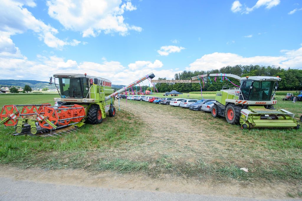 Tekmovanje v oranju in blagoslov traktorjev v Škrjančah