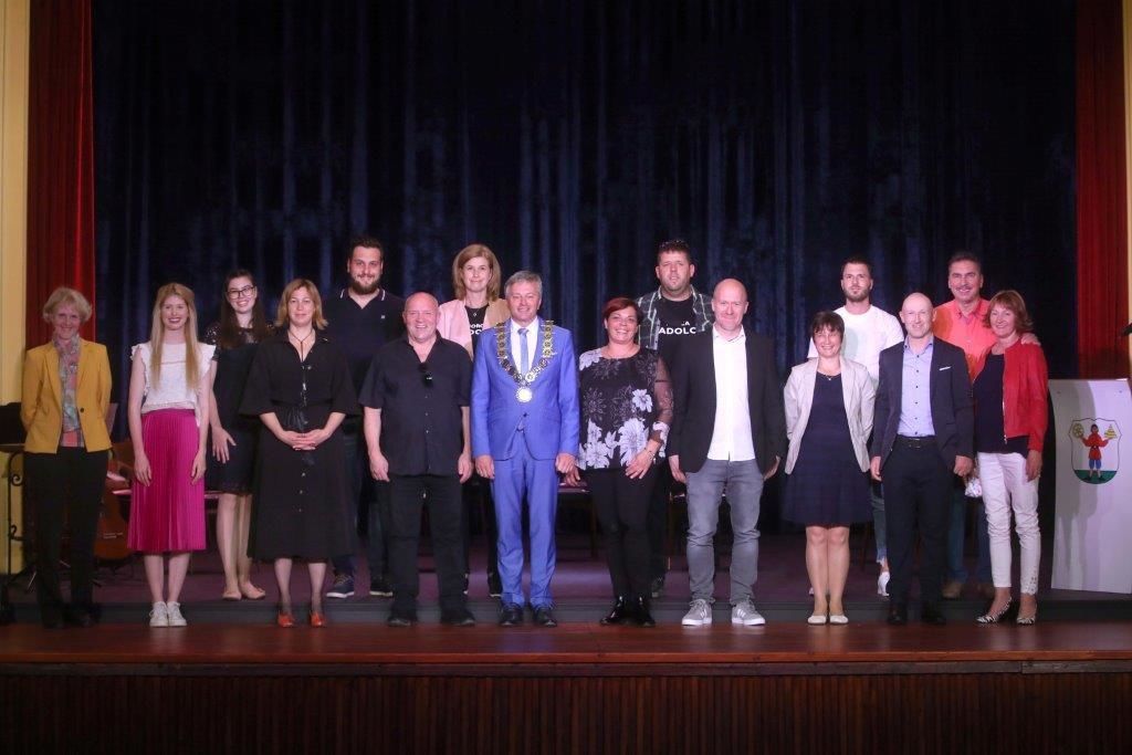 Občinski nagrajenci prejeli priznanja na slovesnosti v Kropi
