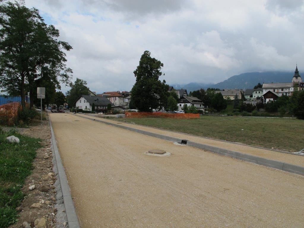 Vozišče odseka Železniške ulice in Rožne doline pripravljeno za asfaltiranje
