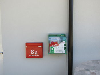 V več krajih po občini nameščeni novi defibrilatorji