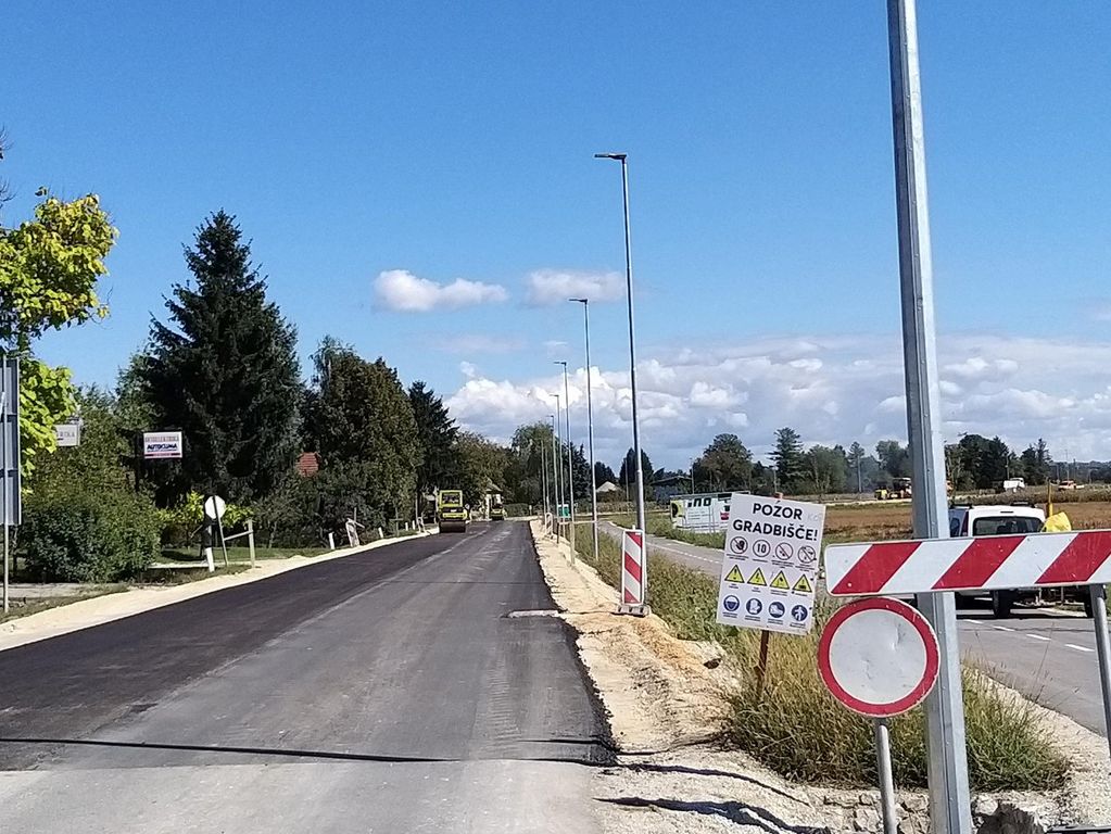 Poteka asfaltiranje rondoja pri Sparu in državne ceste ob kolesarski povezavi Brežice-Dobova